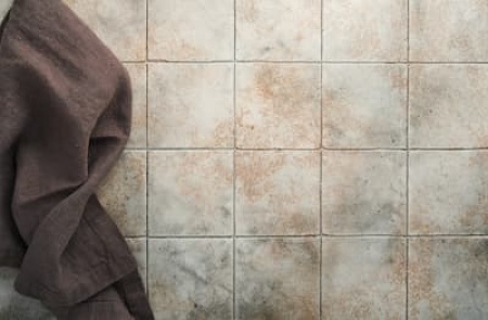 linen-kitchen-brawn-towel-napkin-on-old-ceramic-ti-2025-03-25-17-19-10-utc.jpg